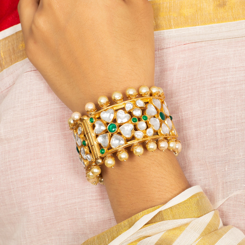Pin by Pooja Baldi on Jewllery | Gold bangles design, Bangles jewelry  designs, Gold jewelry fashion